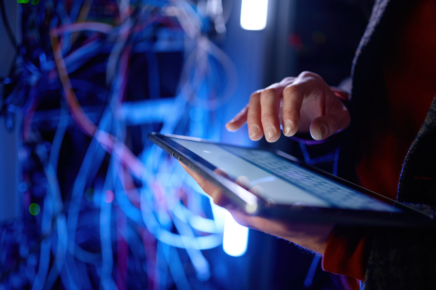 Techniker mit Tablet im Serverraum